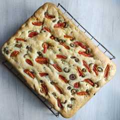 Una foto de Focaccia de cebolla y oliva