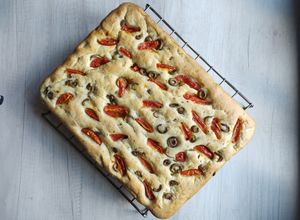 Una foto de Focaccia de cebolla y oliva