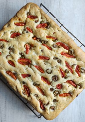 Una foto de Focaccia de cebolla y oliva