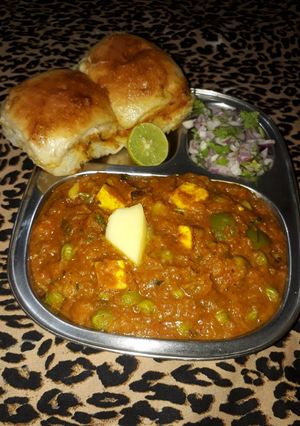 પનીર પાવભાજી (Paneer PavBhaji recipe in Gujarati) રેસીપી મુખ્ય ફોટો