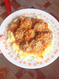 Una foto de Albóndigas con puré de papa