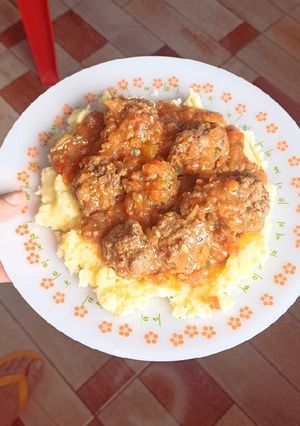 Una foto de Albóndigas con puré de papa