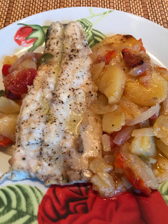 Una foto de Lubina al horno con patatas