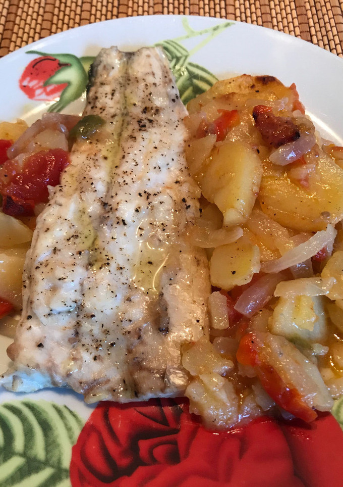 Una foto de Lubina al horno con patatas