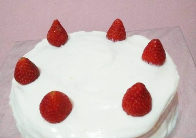 Vanilla sponge strawberry cake and cream 🍰