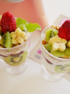 清爽感「水果優格杯」疊一疊就好可愛♡ 的食譜成品照片