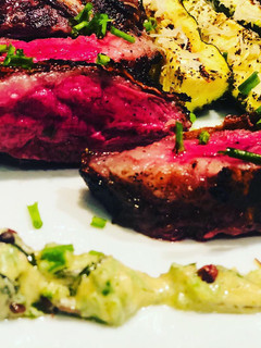 Una foto de Entraña con Mostaza Hierbabuena, y Zucchini Parrillado a la Parmesana
