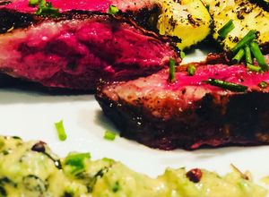 Una foto de Entraña con Mostaza Hierbabuena, y Zucchini Parrillado a la Parmesana