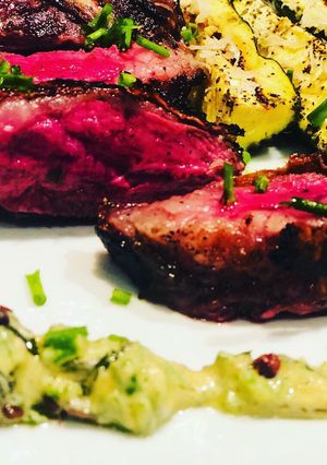 Una foto de Entraña con Mostaza Hierbabuena, y Zucchini Parrillado a la Parmesana