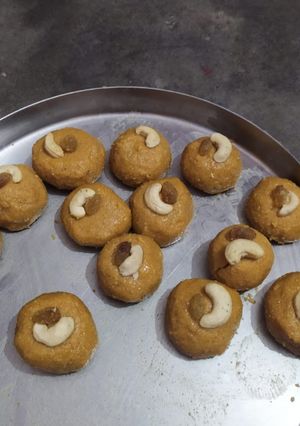 बेसन के लड्डू (besan ke ladoo recipe in Hindi) रेसिपी मुख्य फोटो