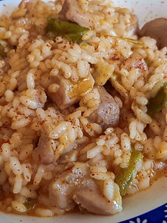 Una foto de Arroz con Pincho de Pollo y Salchicha (Arroz de Aprovechamiento)