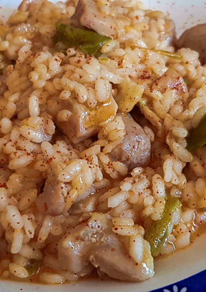 Una foto de Arroz con Pincho de Pollo y Salchicha (Arroz de Aprovechamiento)