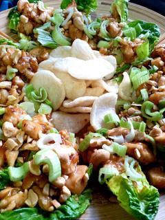 Una foto de Pollo teriyaki sobre cogollos