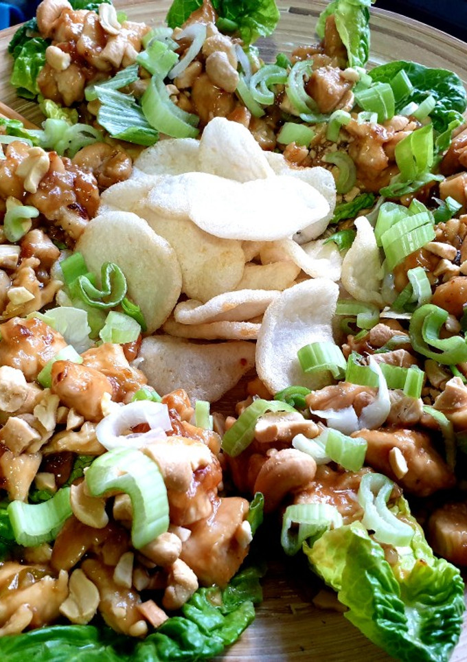 Una foto de Pollo teriyaki sobre cogollos