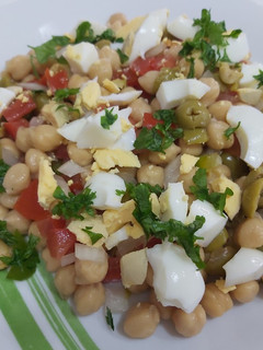 Una foto de Ensalada de garbanzos