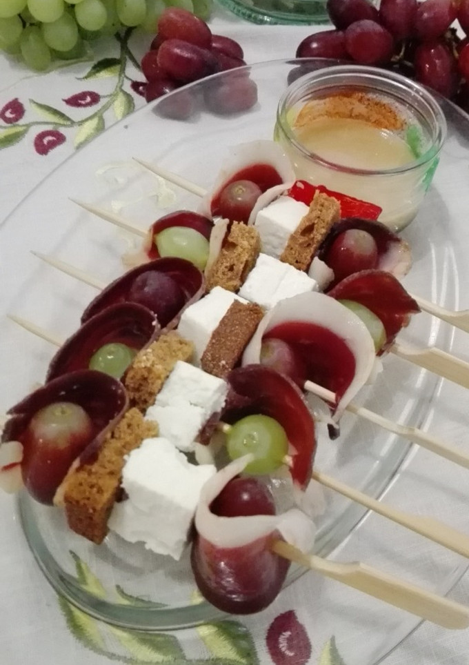 Una foto de Brochetas de uvas y pan de especias francés con "magret de pato"