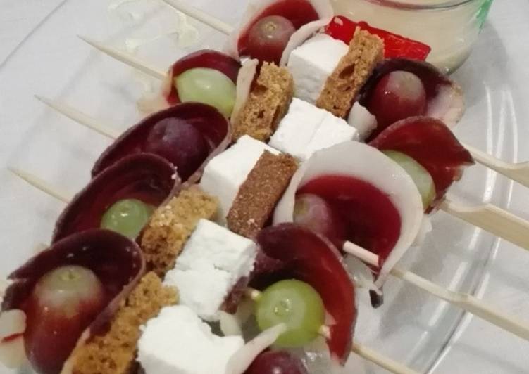 Brochetas de uvas y pan de especias francés con "magret de pato"
