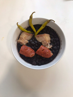 Una foto de Alubias negras de murieta con tocino y chorizo