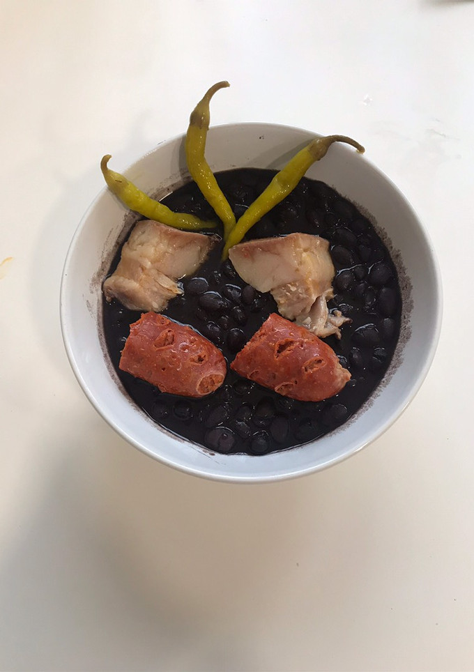 Una foto de Alubias negras de murieta con tocino y chorizo