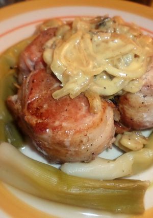 Una foto de Solomillo de cerdo envuelto en panceta con crema de mostaza con guarnición de puerros