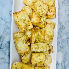 A picture of The cheese garlic bread.