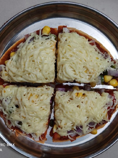 પીઝા (pizza recipe in gujarati) રેસીપી મુખ્ય ફોટો