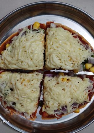 પીઝા (pizza recipe in gujarati) રેસીપી મુખ્ય ફોટો