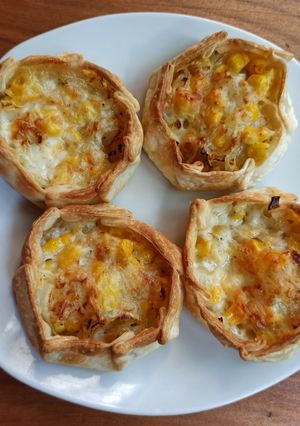 Una foto de Mini quiche de cebolla y choclo