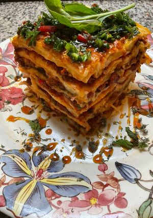 Une photo de 🍃Lasagnes 🧄🧅🫑à la bolognaise 🍅épinards 🥬sauce arrabiata 🌶️