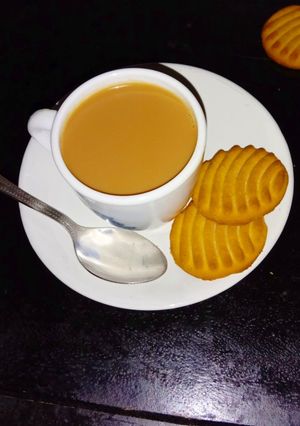 আদা দিয়ে দুধ চা (aada diye doodh chaa recipe in Bengali) রেসিপির প্রধান ছবি