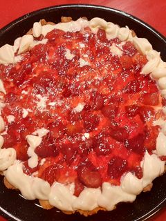 Una foto de Tarta de frutillas, crema y dulce de leche