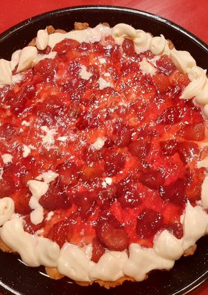 Una foto de Tarta de frutillas, crema y dulce de leche