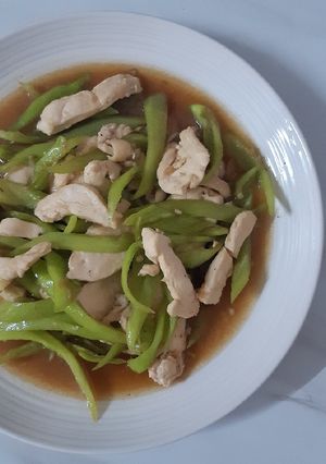 รูปของ "ไก่ผัดพริกอ่อน" Stir Fried Chicken with Peppers