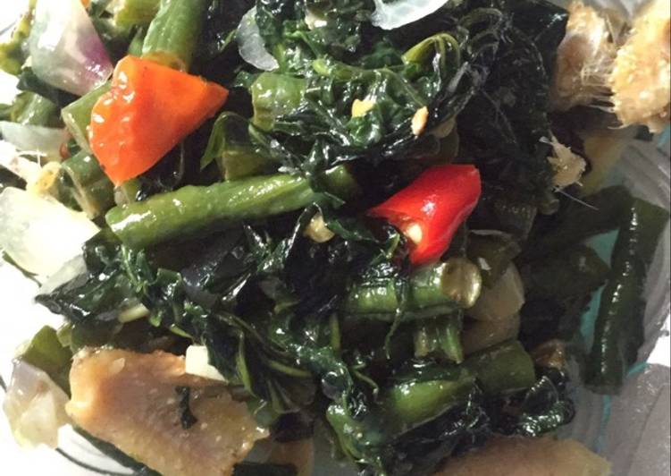 Bahan meracik Tumis daun pepaya jepang kacang panjang dan ikan asin yang simpel