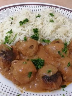 صورة لوصفة طريقة عمل كرات اللحم مع الأرز أكله سريعة ولذيذه 😋😋😋😋