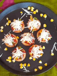 બિસ્કિટ પિઝા (Biscuit Pizza Recipe In Gujarati) રેસીપી મુખ્ય ફોટો
