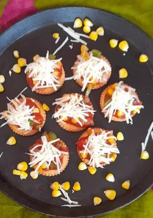 બિસ્કિટ પિઝા (Biscuit Pizza Recipe In Gujarati) રેસીપી મુખ્ય ફોટો