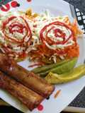 Tostón con ensalada, costillas y aguacate