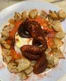 Polpo grigliato sul Salmorejo crostini e crema di mozzarella