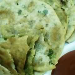 A picture of Matar ki kachori.