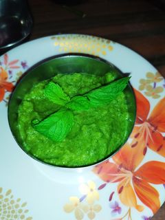 आम और पुदीने की चटनी (Aam aur pudine ki chutney recipe in Hindi) रेसिपी मुख्य फोटो