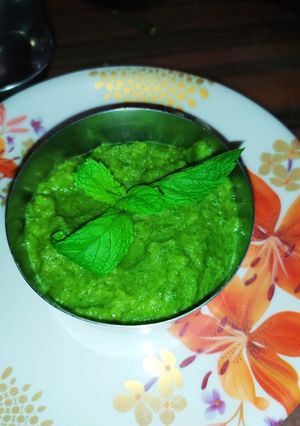 आम और पुदीने की चटनी (Aam aur pudine ki chutney recipe in Hindi) रेसिपी मुख्य फोटो