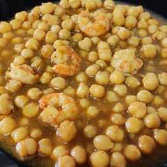 Una foto de Garbanzos con langostinos