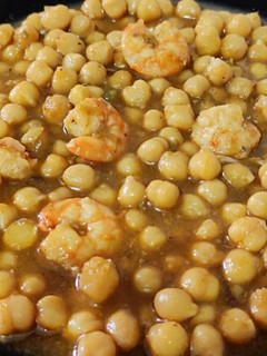 Una foto de Garbanzos con langostinos