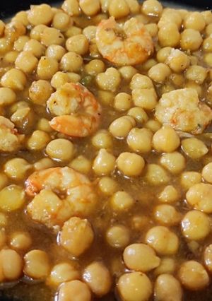 Una foto de Garbanzos con langostinos