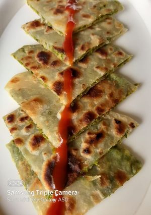 स्टफ बिन्स पराठा (beans paratha recipe in marathi) रेसिपी चे मुख्य फोटो 