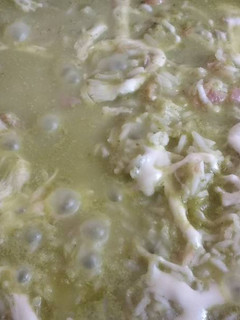Una foto de Arroz verde con queso y jamón