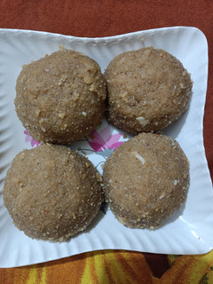 લાડવા (Ladva Recipe In Gujarati) રેસીપી મુખ્ય ફોટો