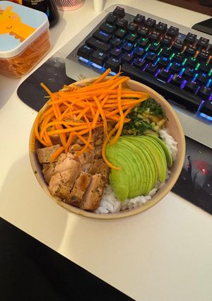 O poză a rețetei Poke Bowl cu Ton și Legume.
