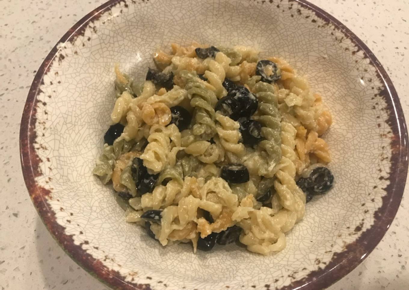 Crespos tricolores con aceitunas